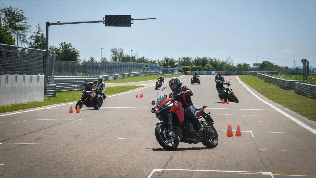 L'expérience de conduite Ducati 2023 offre une formation pour débutants, sur route, sur piste et ADV