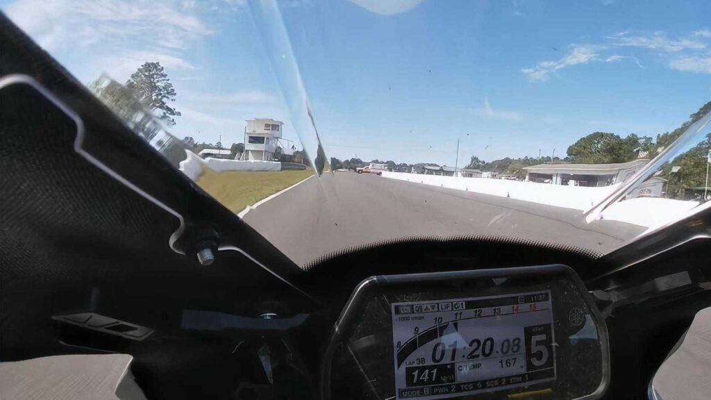 Regardez ce coureur éviter avec succès une ambulance surprise sur la piste