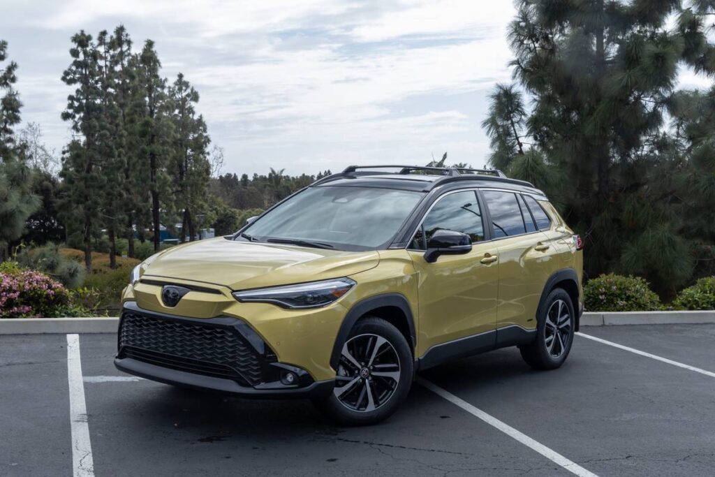 toyota-corolla-cross-hybrid-xse-2023-01-exterior-front-angle
