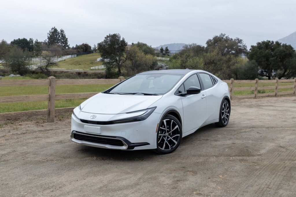 toyota-prius-prime-xse-2023-01-exterior-front-angle-white