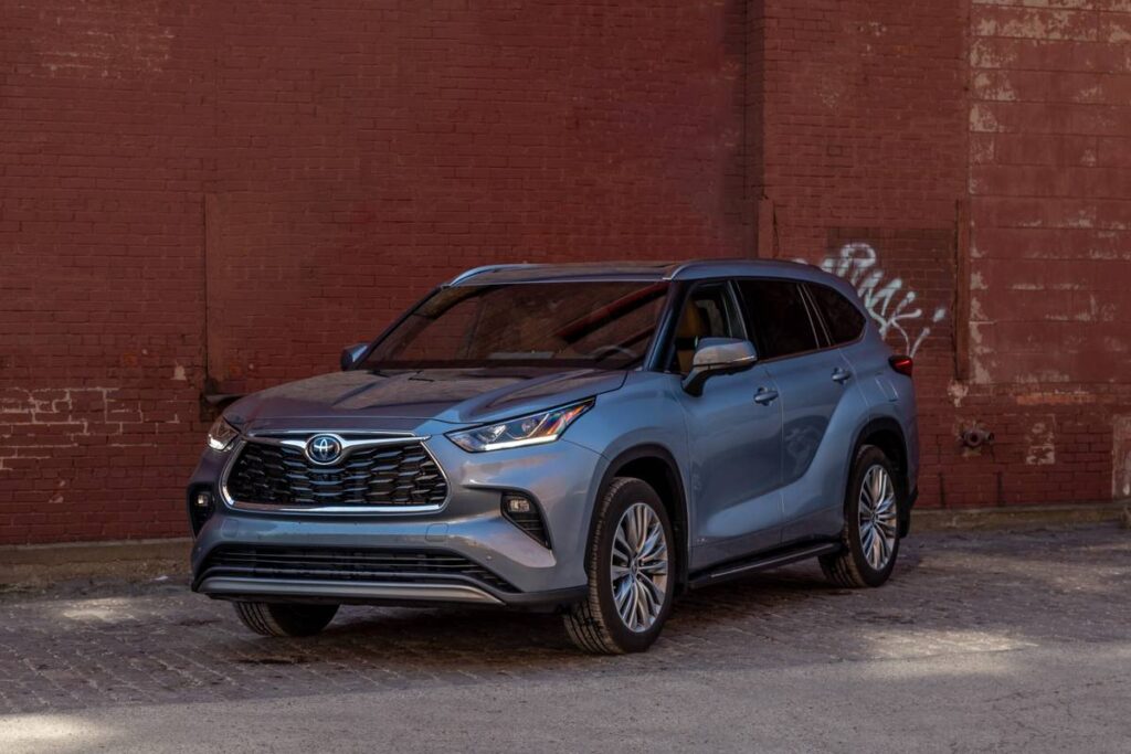 toyota-highlander-hybrid-platinum-2023-02-exterior-front-angle