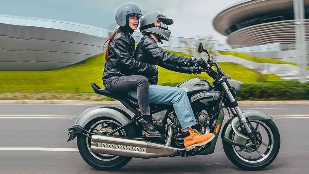 Le Hyosung GV 300 R Taming Wind est un étrange croiseur de style rétro