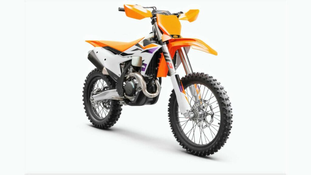 Les vélos d'enduro KTM XC et XC-F 2024 bénéficient d'une mise à niveau de la suspension et de nouveaux graphismes
