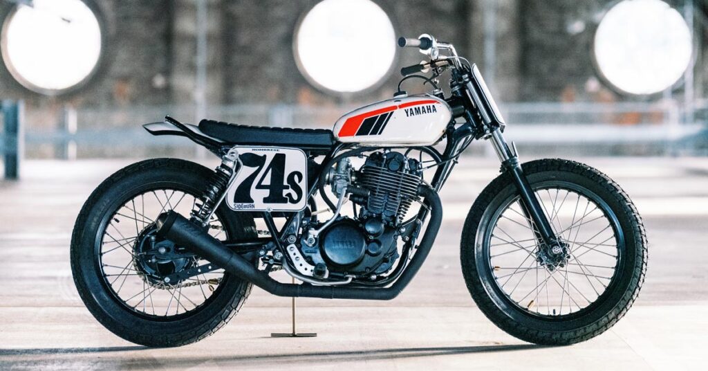 Love Language: Un tracker plat Yamaha SR500 par Hombrese