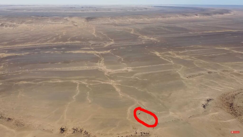 Regardez Itchy Boots traverser l'œil de la structure géologique du Sahara