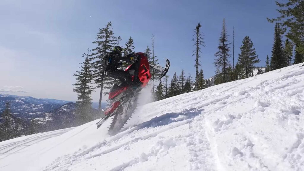 Regardez ce vélo de neige Hayabusa avec mise à niveau frontale MX Hit The Mountains