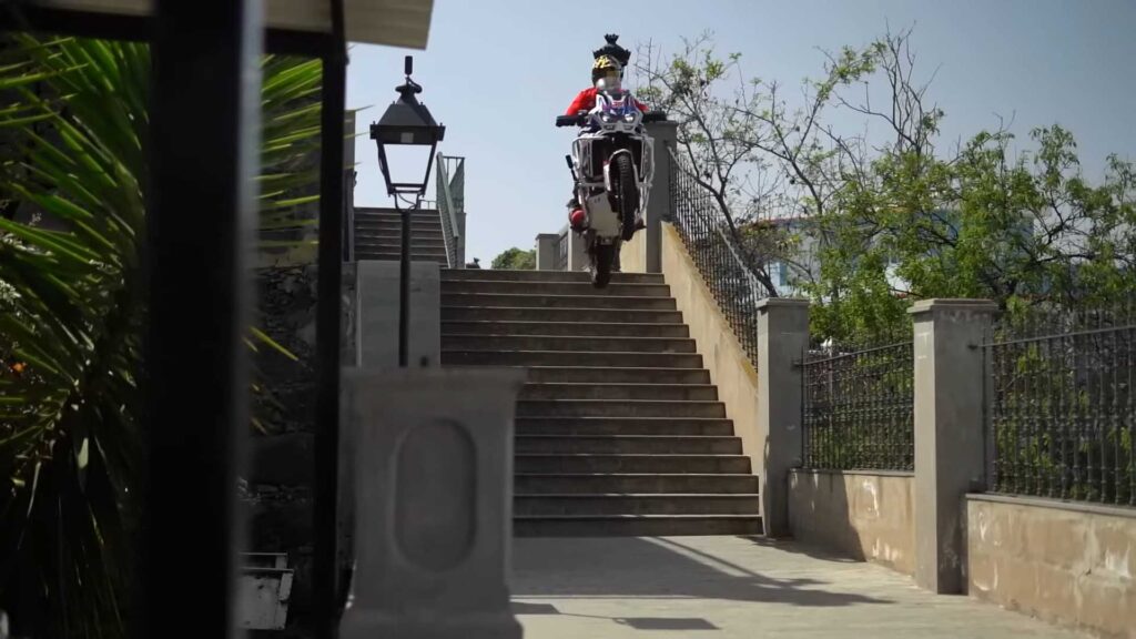 Regardez un champion d'enduro Gymkhana son Africa Twin Down A Volcano