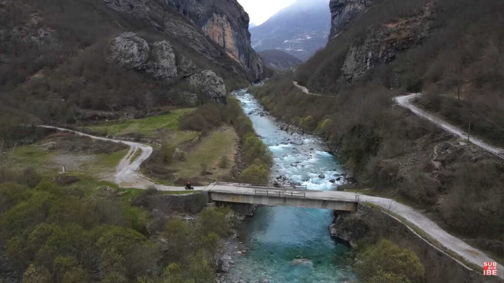 Regardez un pilote Zero SR / F traverser un sentier hors route délicat en Albanie