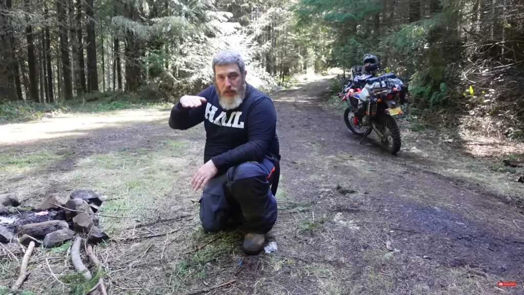 Voici quelques conseils pratiques de sélection de sites de tentes de camping moto d'un campeur