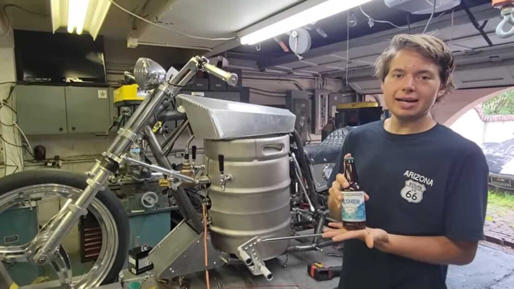 Ce gars a construit une moto à vapeur qui utilise de la bière comme carburant