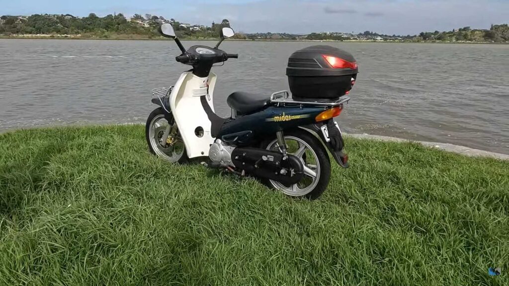 Découvrez le grondement agréable d'un Hyosung FX110 Midas en Nouvelle-Zélande