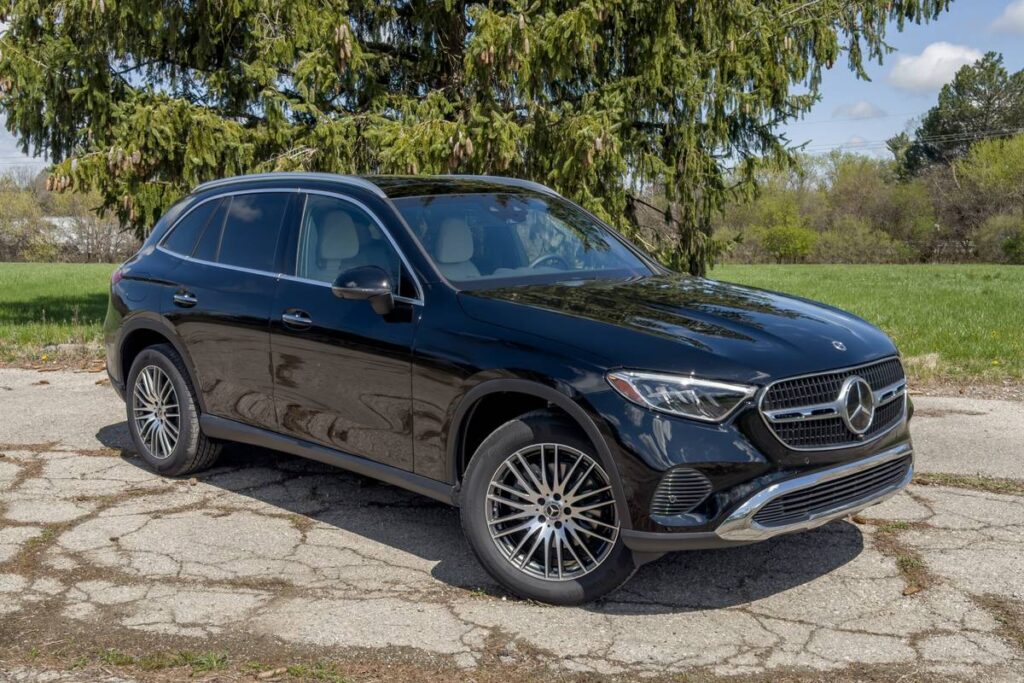 mercedes-benz-glc-300-2023-01-exterior-front-angle