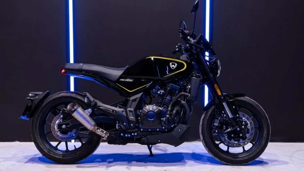 La marque espagnole de motos Wottan présente le Rebbe 400 en Italie
