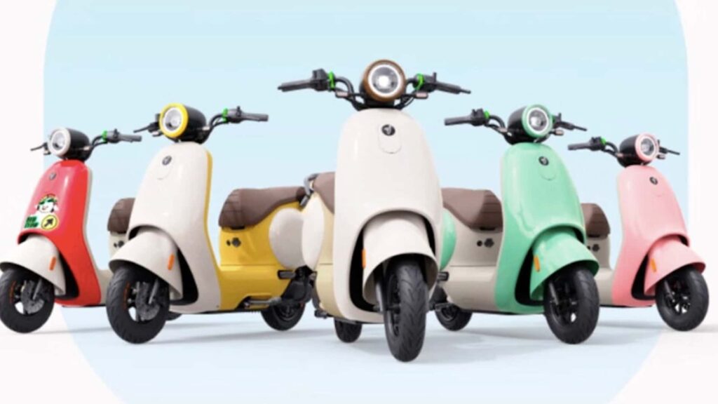 Le nouveau Ninebot Q80C est un petit cyclomoteur électrique au style rétro