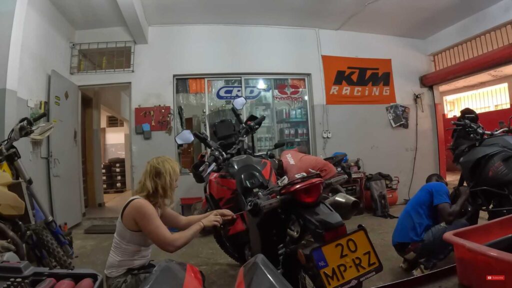 Regardez Itchy Boots effectuer un entretien important sur son rallye Honda CRF300L