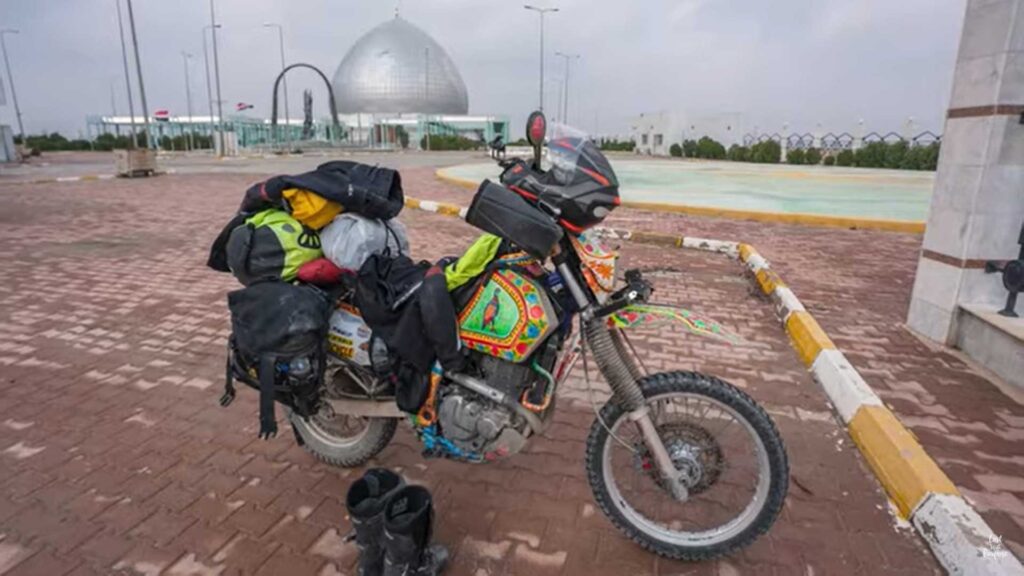 Regardez ce voyageur solo en moto conduire sa Suzuki DR650 à travers l'Irak