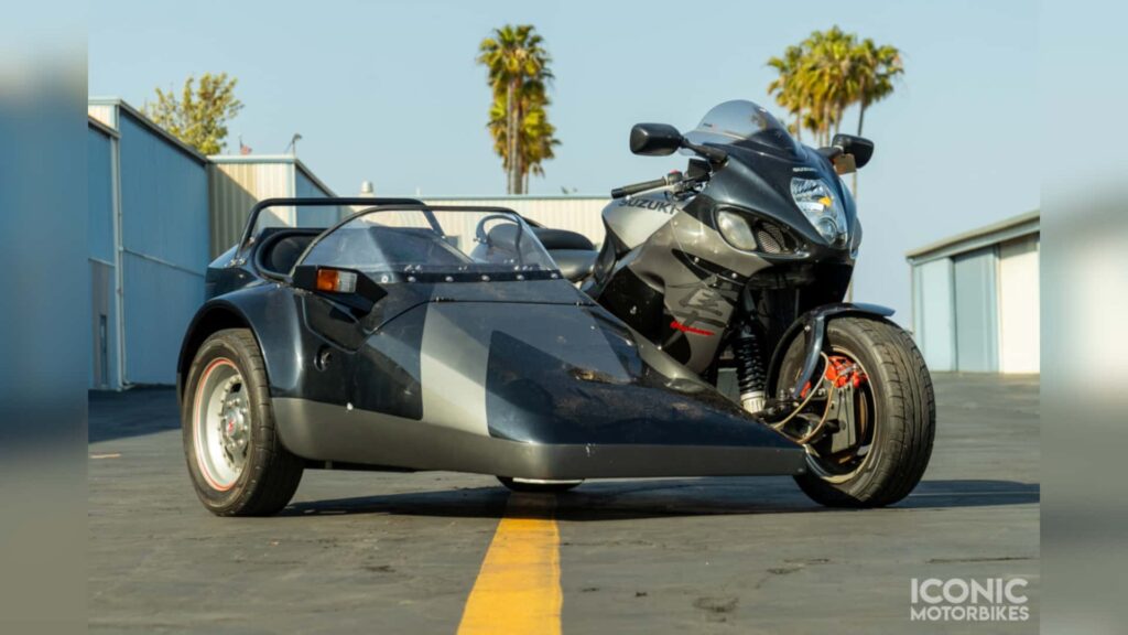 Regardez des motos emblématiques décharger une caisse pleine de motos de sport japonaises rares