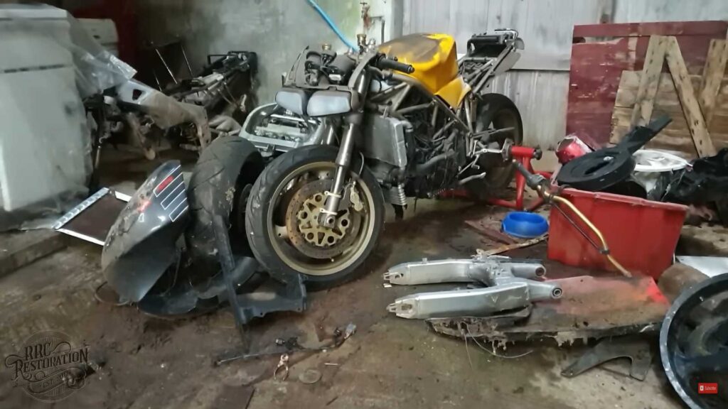 Regardez une Ducati 748 SPS laissée dans une grange pour pourrir revenir à la vie