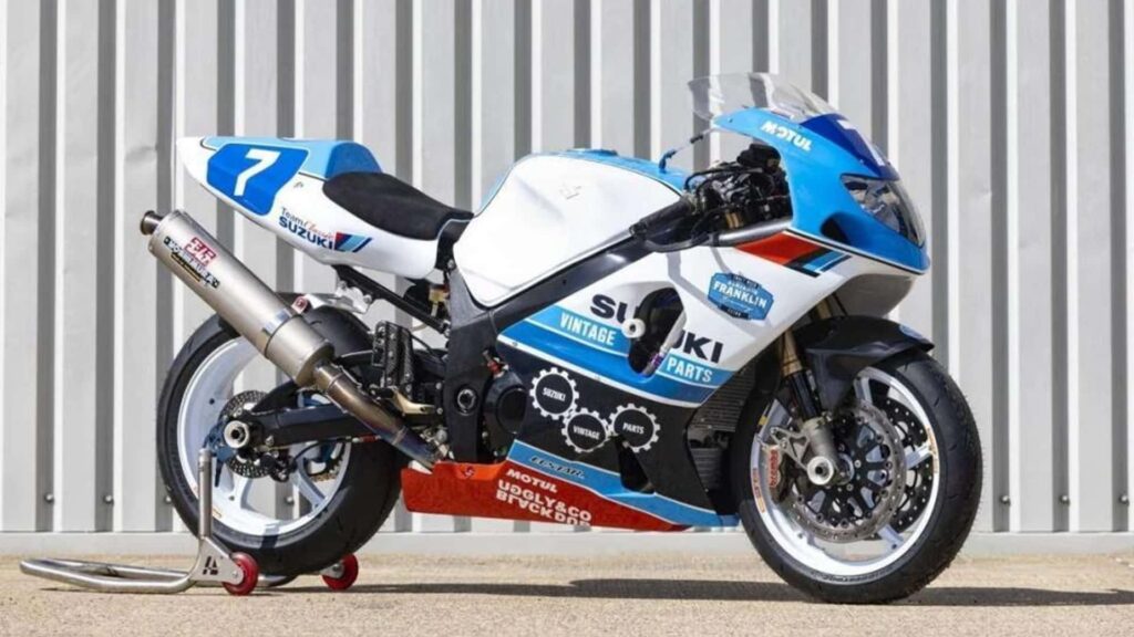 Team Classic Suzuki dévoile le vélo de course GSX-R1000 K1 à couper le souffle
