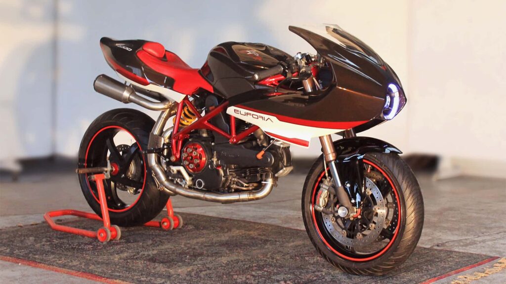 Un célèbre designer transforme la Ducati 996 en Neo Café Racer