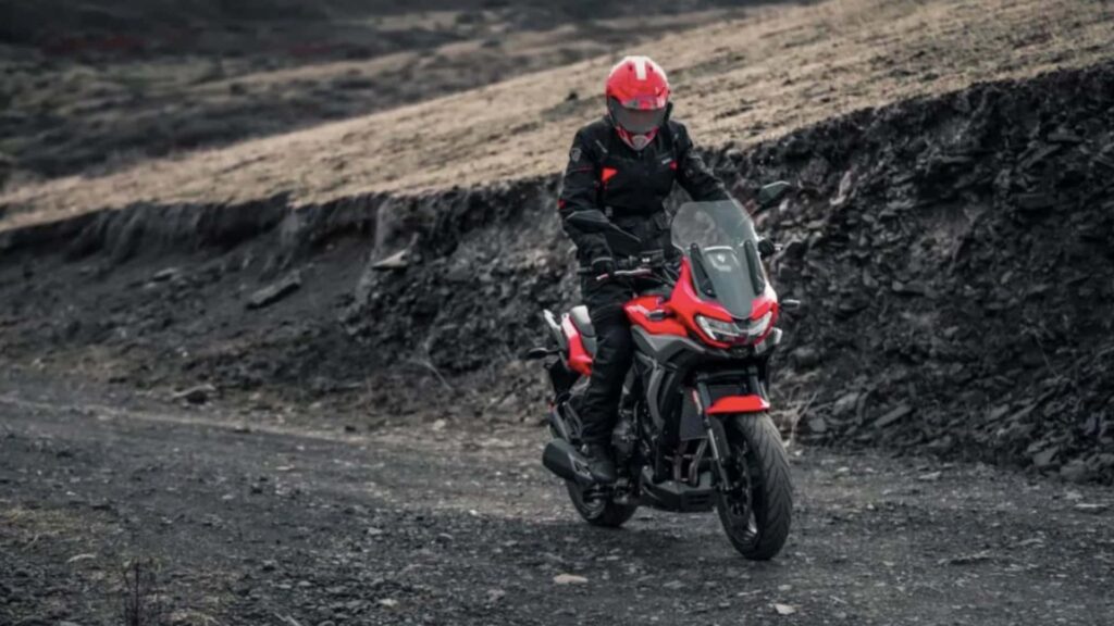 Le RX650 de Zongshen est un Adventure-Tourer alimenté par Norton chargé de technologie
