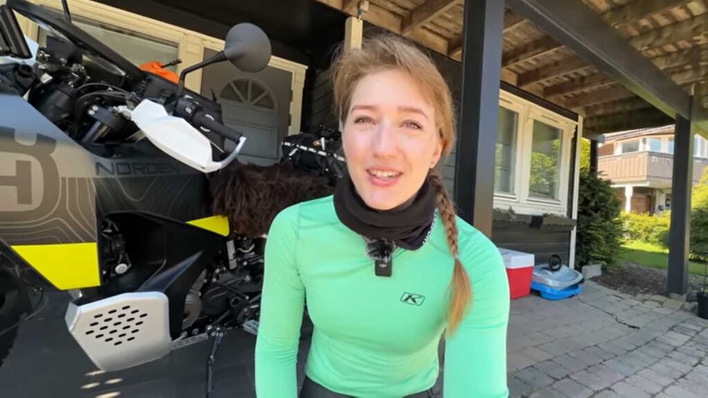 Regardez, elle va commencer sa tournée épique Husqvarna Norden 901 en Scandinavie