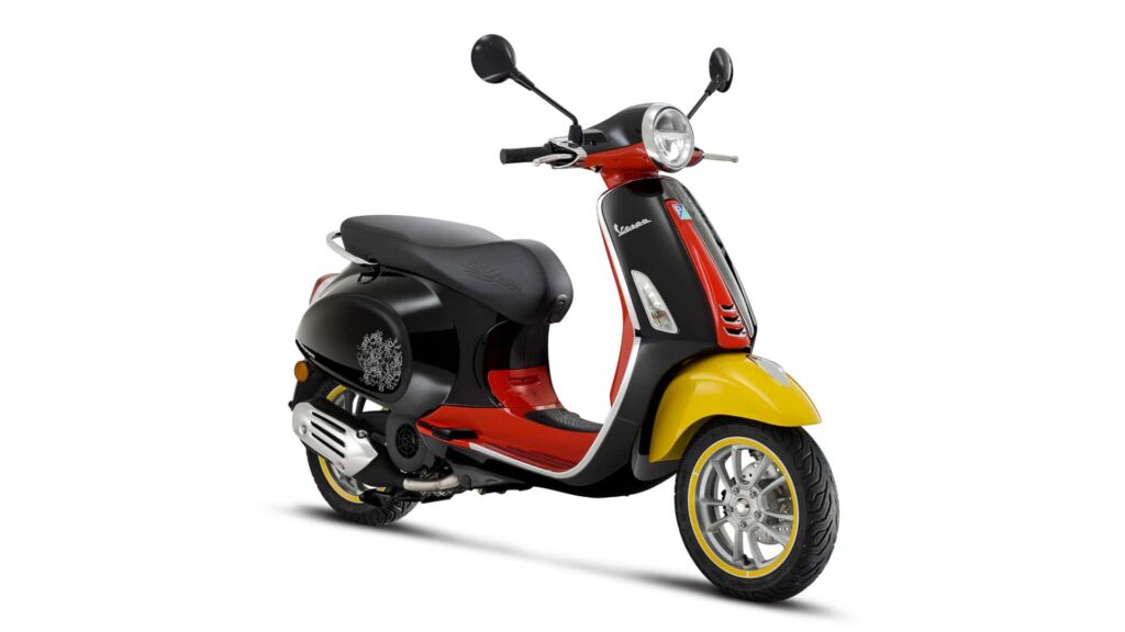 Vespa Mickey Mouse Scooter Collab célèbre les 100 ans de Disney en 2023
