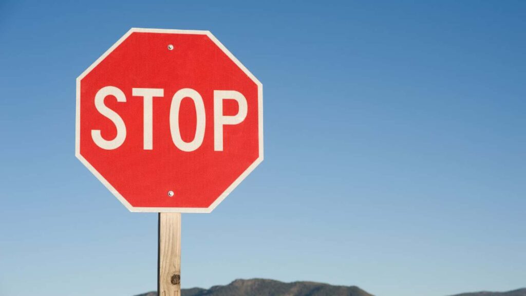 De nouvelles caméras de panneaux d'arrêt en Espagne punissent les conducteurs pour ne pas s'arrêter complètement