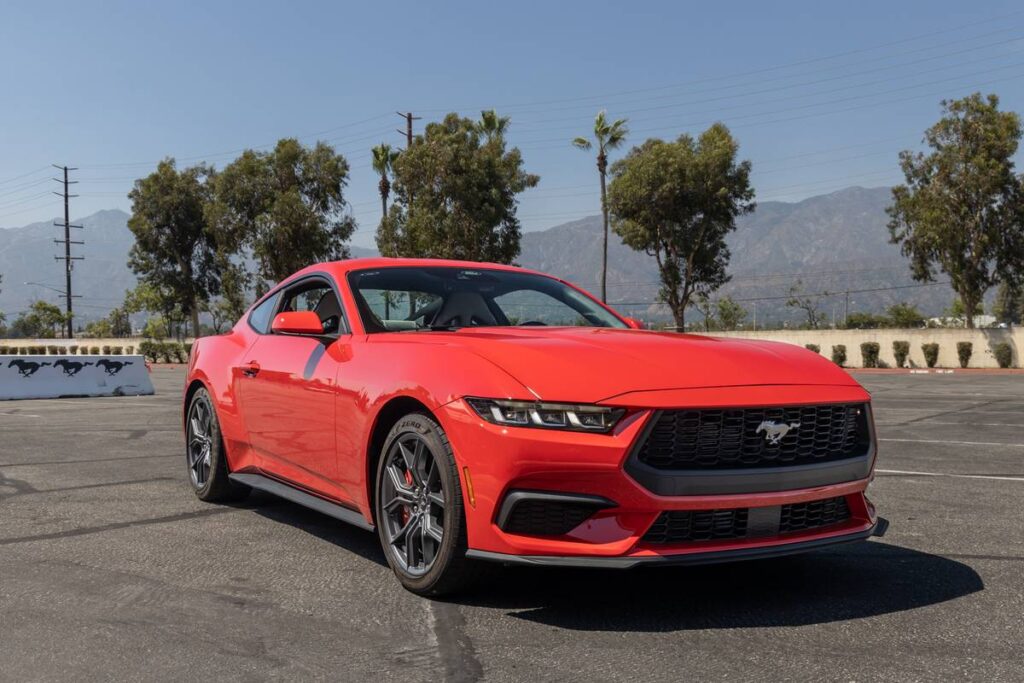 ford-mustang-ecoboost-2024-03-exterior-front-angle