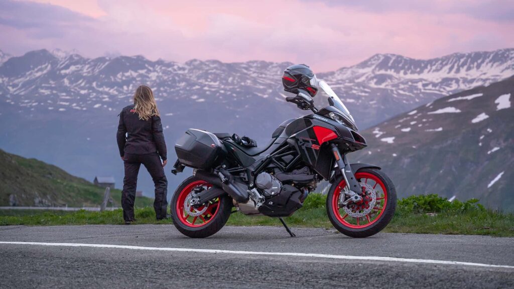La Ducati Multistrada V2 S 2024 se dévoile dans une nouvelle livrée noire et grise