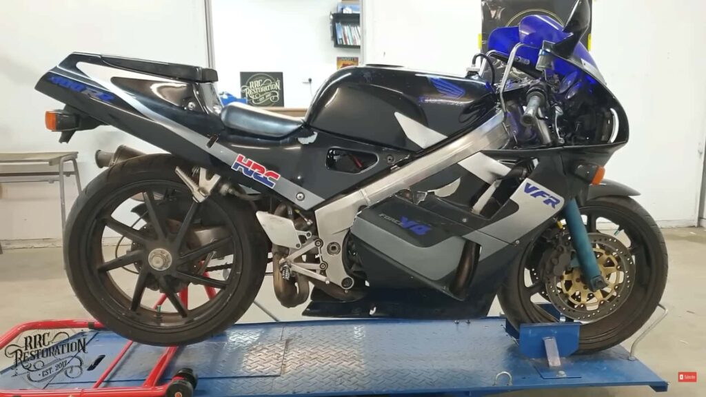 Regardez une Honda VFR400R NC30 maltraitée commencer à revenir à la vie