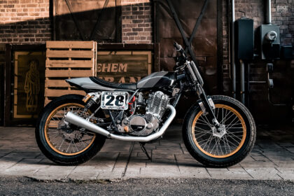 Traqueur plat Yamaha SR500 par Chad Daly