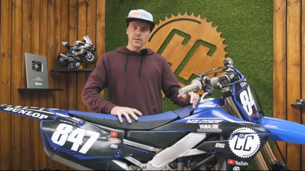 Ce pilote partage comment les motos tout-terrain ont fait une différence sur la route