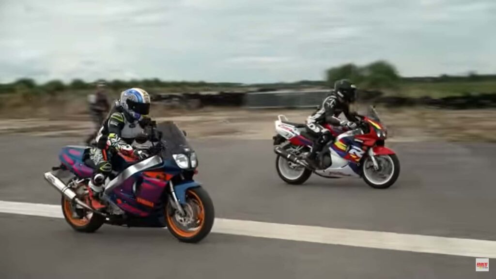 Honda Fireblade CBR900RR 1996 contre.  Yamaha YZF750R 1994