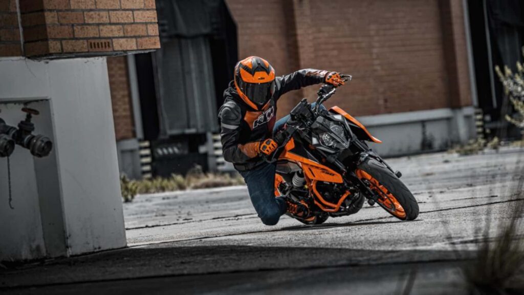 Lancement de la KTM 390 Duke 2024 avec un nouveau look et des performances améliorées
