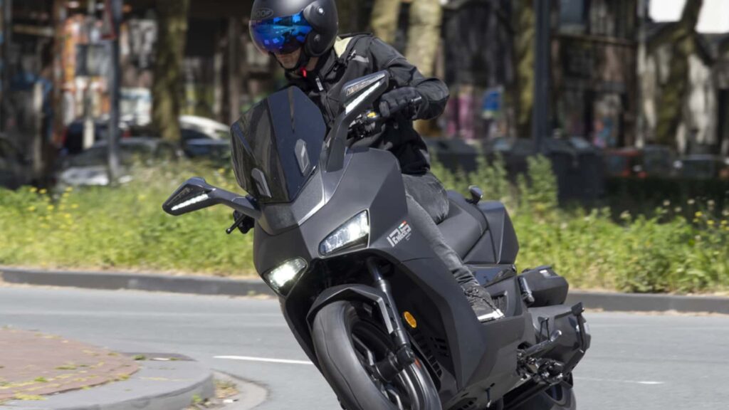 Le nouveau maxi-scooter Neco GTXx 125 est prêt à parcourir l'Europe