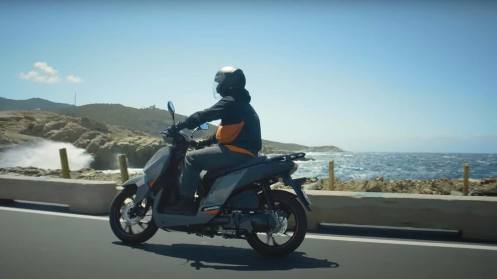 Peugeot lance le nouveau scooter Tweet 200 GT au Japon