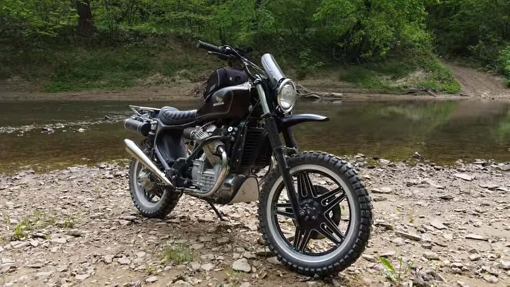 Regardez cette Honda CX500 personnalisée passer de la boîte de pièces à la construction finie