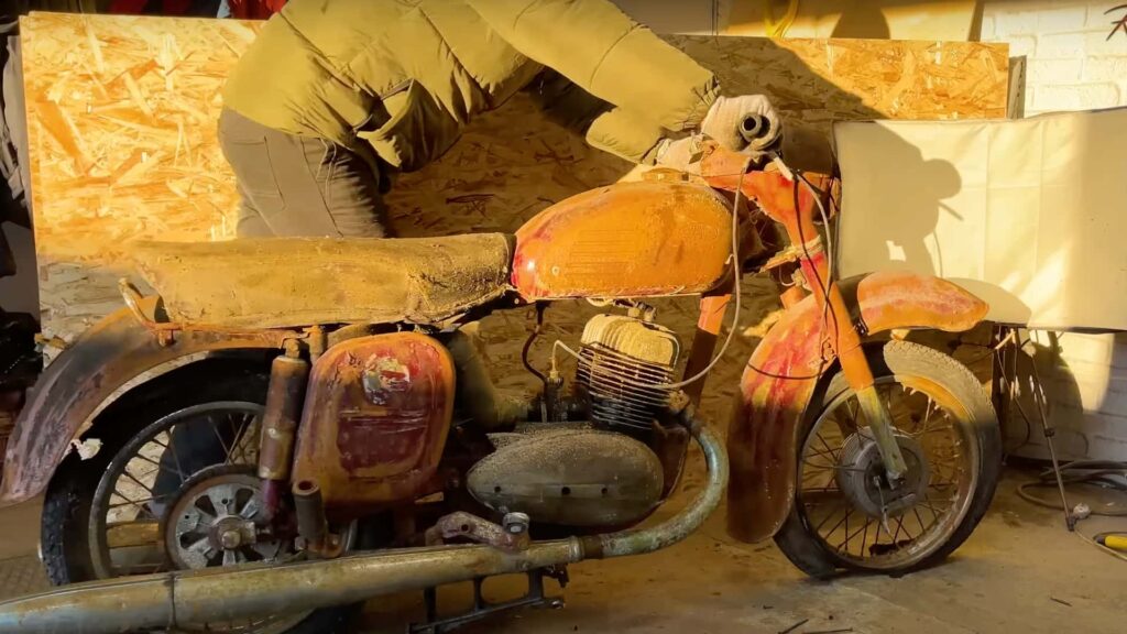 Regardez cette Jawa rouillée des années 1960 subir une restauration méticuleuse