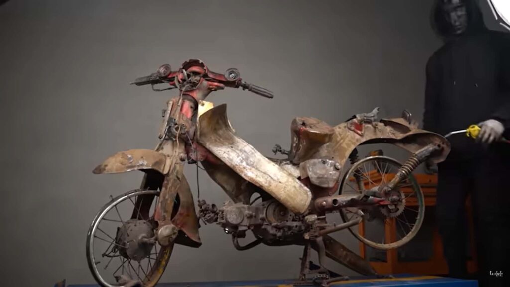 Regardez un Honda Cub des années 1970 totalement rouillé obtenir la restauration qu'il mérite