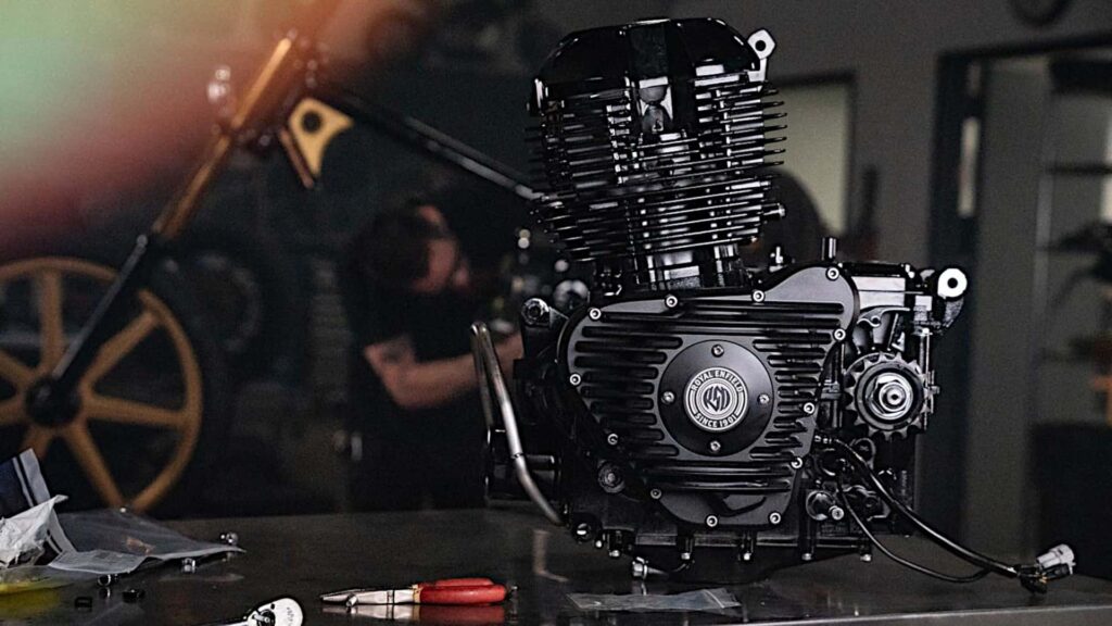 Roland Sands et Royal Enfield dévoilent un Super Meteor 650 personnalisé à Sturgis