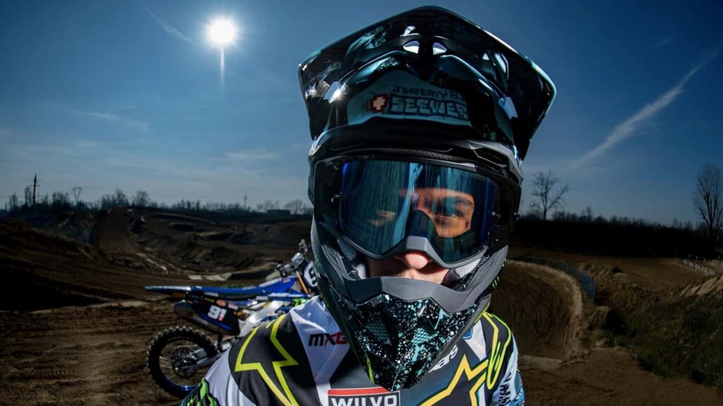 Shoei présente le nouveau casque intégral tout-terrain VFX-WR 06