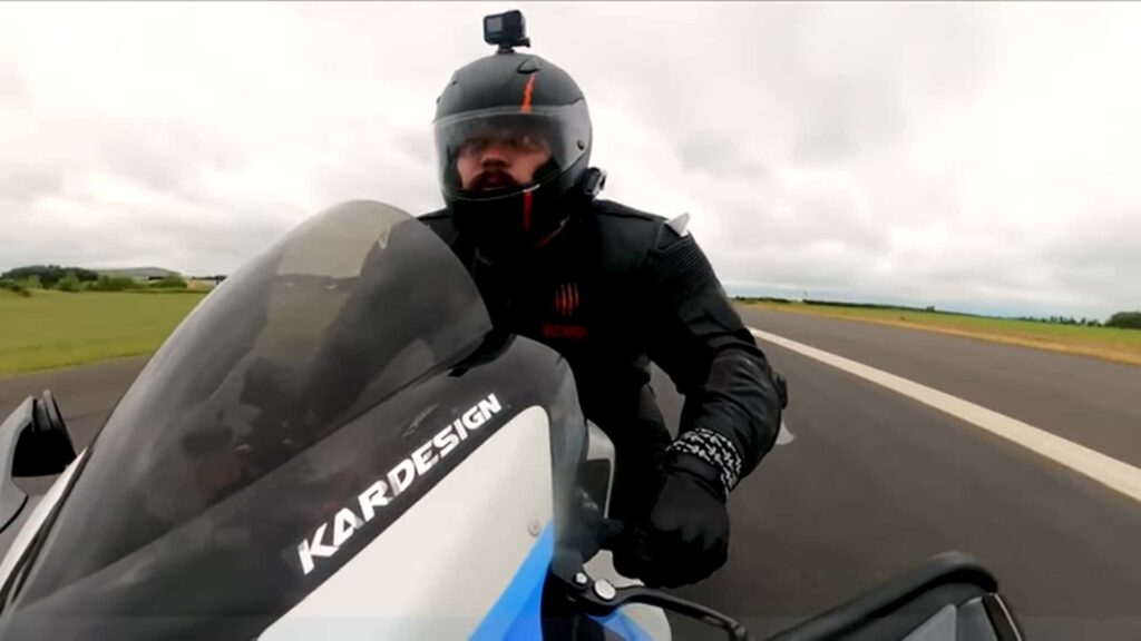 Strongman Eddie Hall, le TTS SuperBusa et une piste d'atterrissage