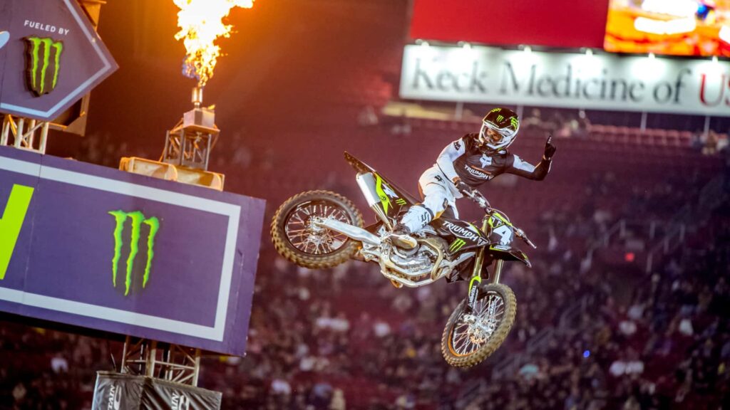 La machine de motocross Triumph 250cc prend son envol lors de la finale mondiale SMX en 2023