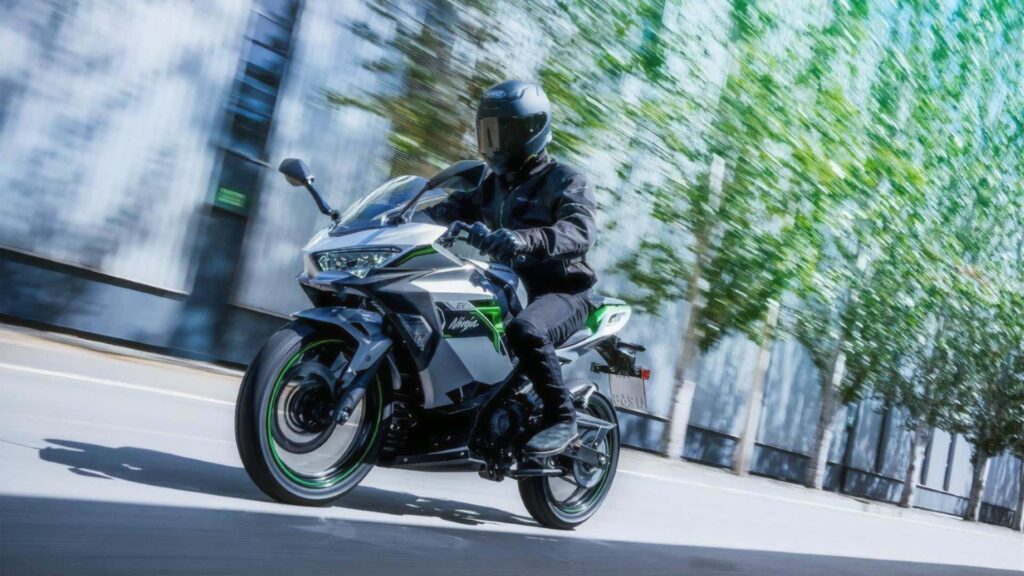 Les vélos électriques Kawasaki Ninja e-1 et Z e-1 seront bientôt disponibles au Royaume-Uni