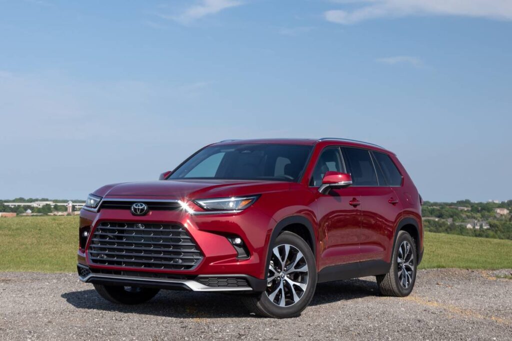 toyota-grand-highlander-2024-01-exterior-front-angle-red