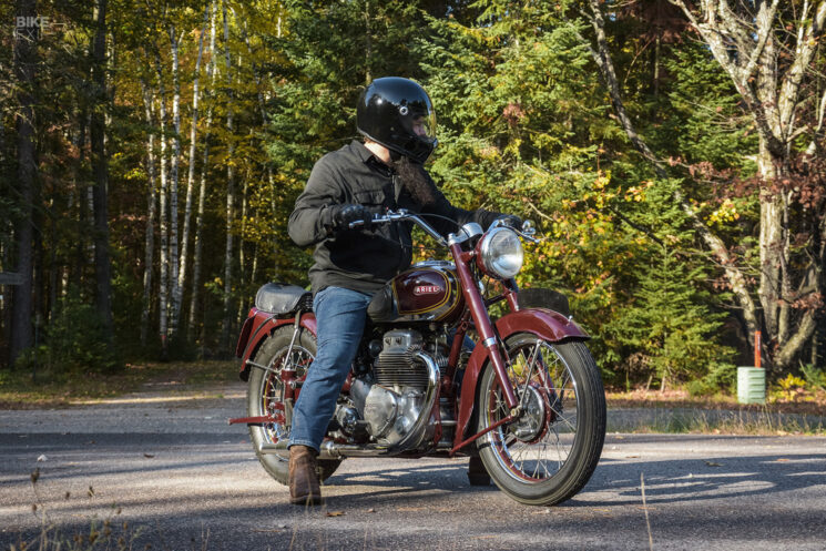Conduire une moto Ariel Square Four