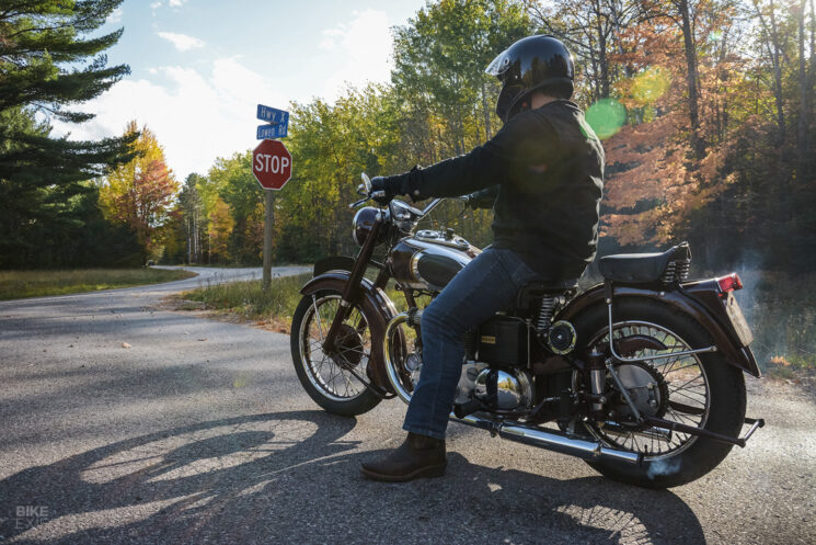 Conduire une moto Ariel Square Four