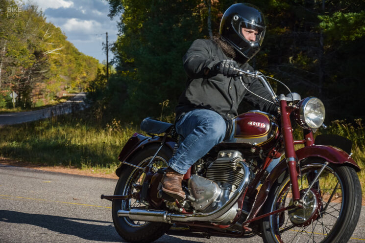 Conduire une moto Ariel Square Four