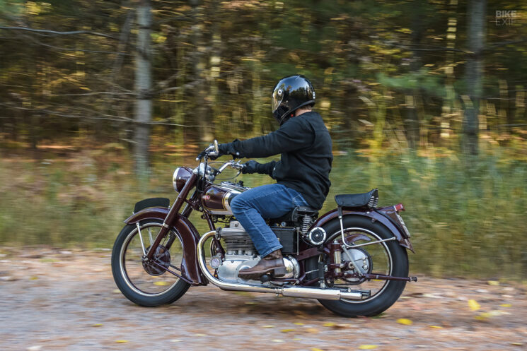 Conduire une moto Ariel Square Four
